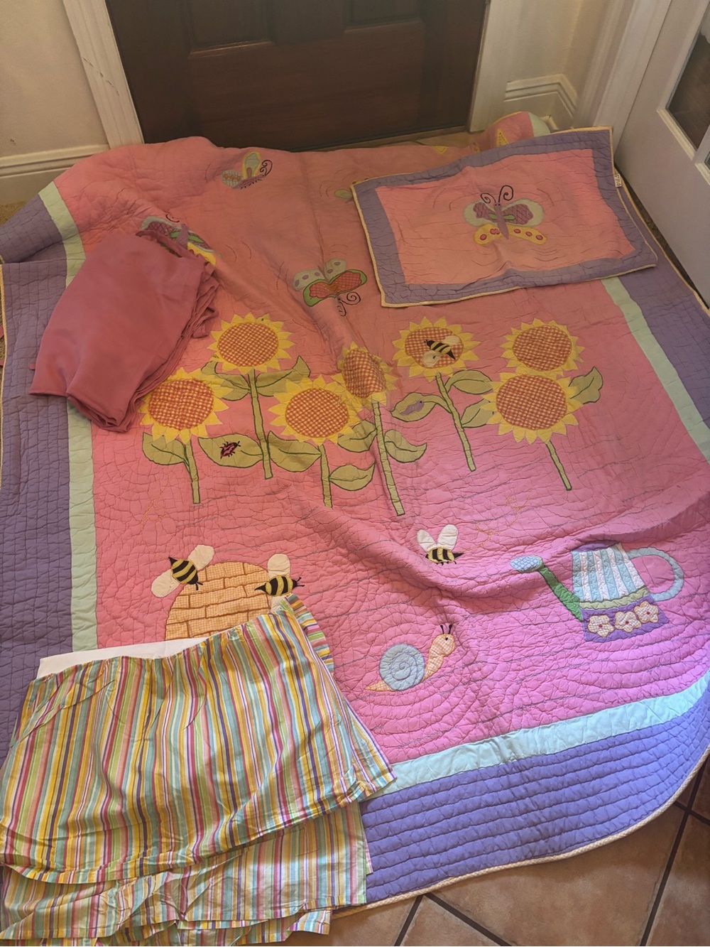 Pink Sunflower & Bees Quilted Bedspread - Home Bedding